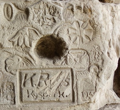 carving of a floral arrangement 4989